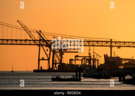 Atmosphäre am Abend auf den Fluss Tejo (Rio Tejo) Hafen und die Ponte 25 de Abril Suspension Bridge, Lissabon, Portugal. Stockfoto