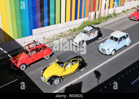 Parade der bunten Citroen 2CVs zum 70-jährigen Jubiläum des Unternehmens, Lissabon, Portugal. Stockfoto