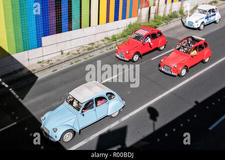 Parade der bunten Citroen 2CVs zum 70-jährigen Jubiläum des Unternehmens, Lissabon, Portugal. Stockfoto