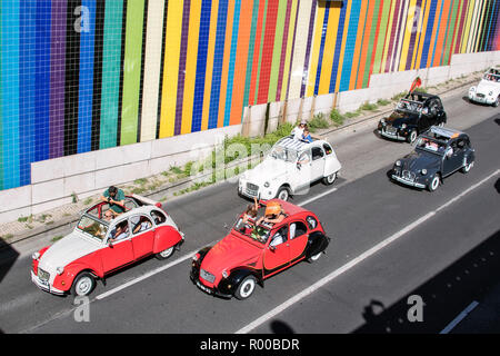 Parade der bunten Citroen 2CVs zum 70-jährigen Jubiläum des Unternehmens, Lissabon, Portugal. Stockfoto