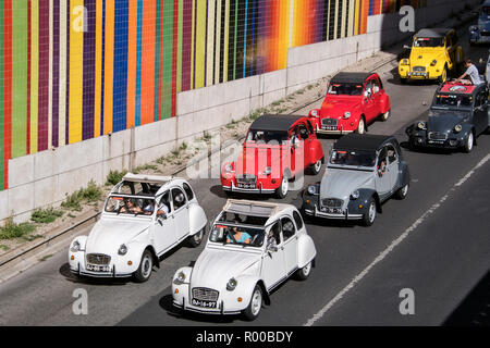 Parade der bunten Citroen 2CVs zum 70-jährigen Jubiläum des Unternehmens, Lissabon, Portugal. Stockfoto