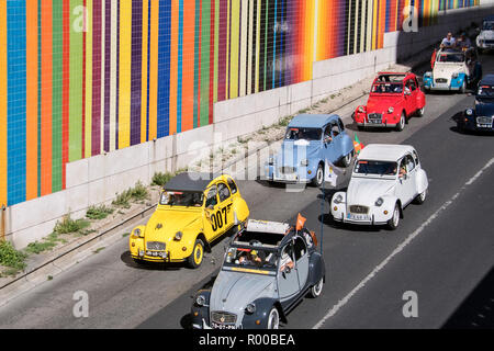 Parade der bunten Citroen 2CVs zum 70-jährigen Jubiläum des Unternehmens, Lissabon, Portugal. Stockfoto