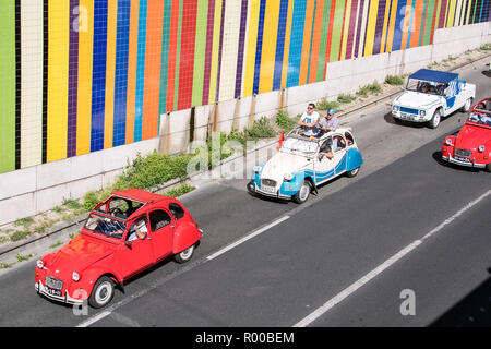 Parade der bunten Citroen 2CVs zum 70-jährigen Jubiläum des Unternehmens, Lissabon, Portugal. Stockfoto