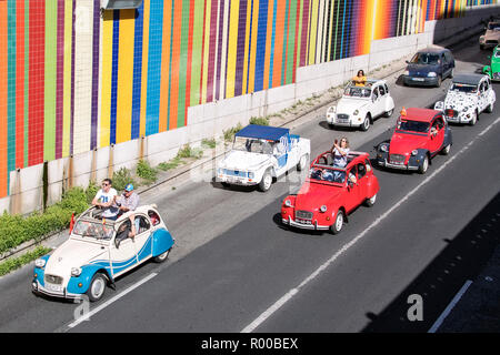 Parade der bunten Citroen 2CVs zum 70-jährigen Jubiläum des Unternehmens, Lissabon, Portugal. Stockfoto