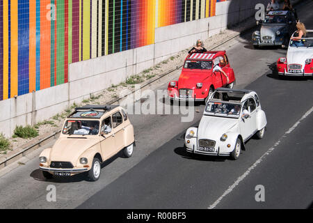 Parade der bunten Citroen 2CVs zum 70-jährigen Jubiläum des Unternehmens, Lissabon, Portugal. Stockfoto