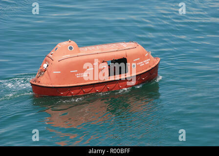 Das Schiff ist vollständig geschlossenen Rettungsboote auf dem Meer unterwegs Stockfoto