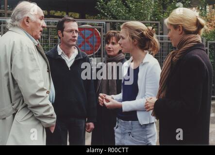 Tout Va Bien, auf s'en va - Frankreich Jahr: 2000 Regie: Claude Mourieras Michel Piccoli, Natacha Regnier, Claude Mourieras, Miou Miou, Sandrine Kiberlain schießen Bild Stockfoto