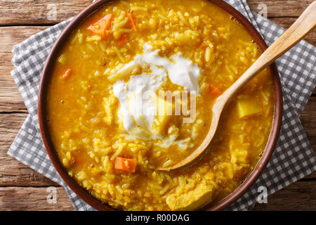 Leckere dicke Mulligatawny Suppe mit roten Linsen, Reis und Gewürze close-up in einer Schüssel auf den Tisch. Horizontal oben Ansicht von oben Stockfoto