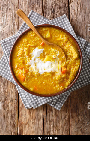 Köstliche Tamil Mulligatawny Suppe mit Linsen, Reis, Hühnchen, Gemüse und Apple closeup in einer Schüssel auf den Tisch. Vertikal oben Ansicht von oben Stockfoto