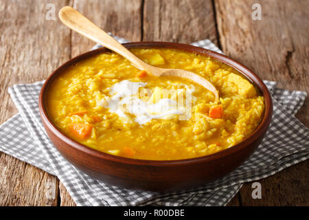 Köstliche Tamil Mulligatawny Suppe mit Linsen, Reis, Hühnchen, Gemüse und Apple closeup in einer Schüssel auf dem Tisch. Horizontale Stockfoto