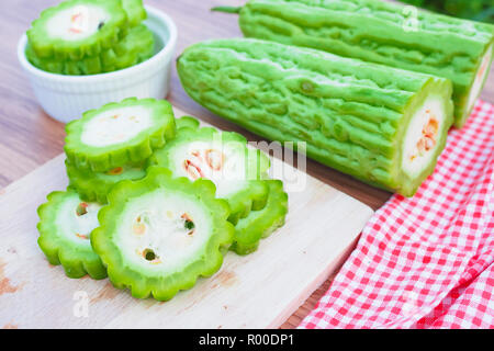 Frischen bitteren Kürbis auf hölzernen Tisch Stockfoto