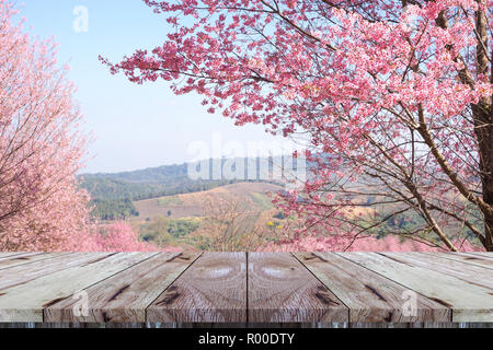 Leere Holz Tisch für Produkt anzeigen und Pink sakura Blumen Natur Hintergrund. Stockfoto