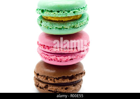 Macarons gestapelt, süße bunte Macarons auf weißem Hintergrund Stockfoto