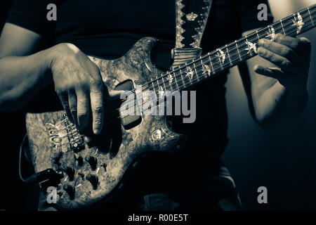 Stanley Clark spielen der Alembic Bass Gitarre an der Cork Jazz Festival 2018 das everyman in Cork, Irland Stockfoto