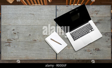 Notebook auf zwei hölzernen Tisch im Restaurant Stockfoto