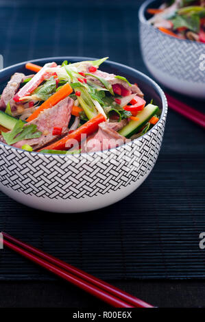 Thai Rindfleisch Salat in der Schüssel Stockfoto