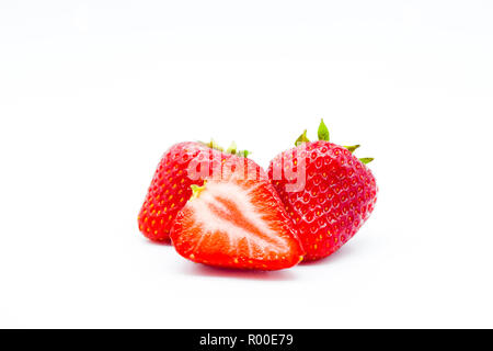 Erdbeeren auf weißem Hintergrund, ganze und schneiden Erdbeeren Stockfoto