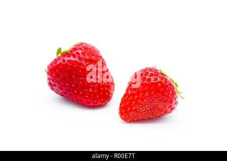 Zwei ganze Erdbeeren auf weißem Hintergrund Stockfoto