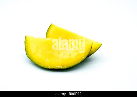 Mango auf weißem Hintergrund, mango Slices, mango Obst, abgeschnittene Scheibe Stockfoto