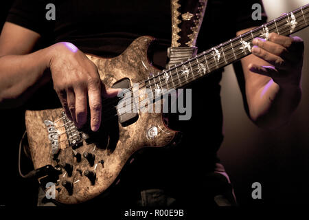 Stanley Clark spielen der Alembic Bass Gitarre an der Cork Jazz Festival 2018 das everyman in Cork, Irland Stockfoto