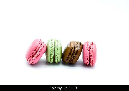 Macarons auf weißem Hintergrund, süße bunte Macarons in der Zeile Stockfoto