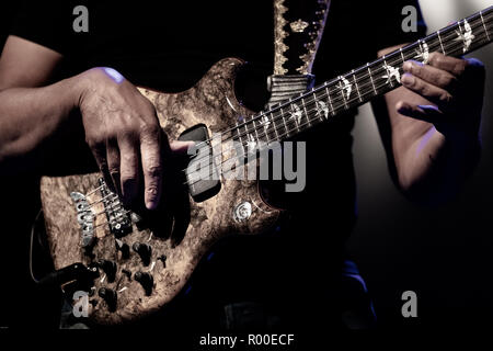 Stanley Clark spielen der Alembic Bass Gitarre an der Cork Jazz Festival 2018 das everyman in Cork, Irland Stockfoto