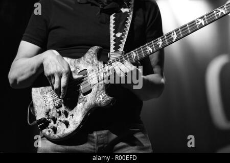 Stanley Clark spielen der Alembic Bass Gitarre an der Cork Jazz Festival 2018 das everyman in Cork, Irland Stockfoto