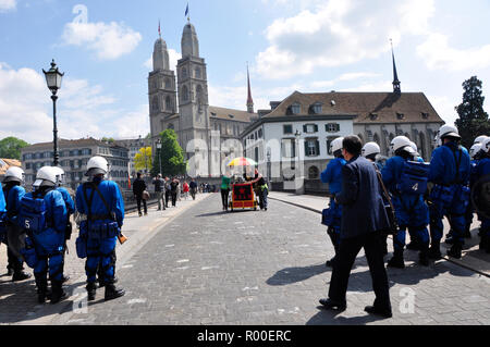 Stadt Zürich: Die Polizei blockiert die Brücke zwischen Grossminster und Frauminster eine Demonstration und das Rathaus zu schützen. Stockfoto