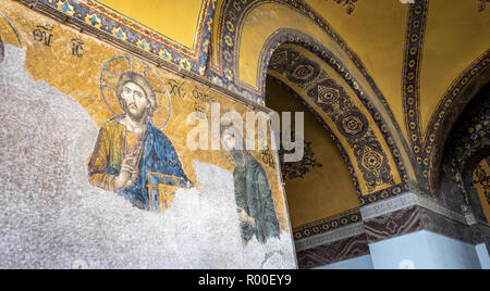 Istanbul, Türkei, September 2018: Die Überreste von einem Mosaik mit christlichen Figuren an der Wand der Hagia Sofia Stockfoto