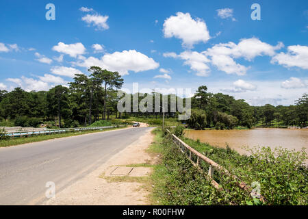 Panoramablick auf Tuyen Lam See, Dalat. Tuyen Lam See ist einer der bekanntesten Ort in Dalat für seine wunderschöne Landschaft Stockfoto