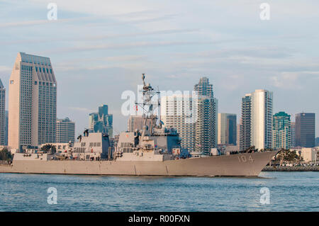 USS Sterett Lenkwaffen-zerstörer und die Skyline und den Hafen von San Diego, San Diego, Kalifornien. Stockfoto