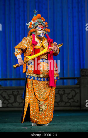 Schauspieler der Peking Oper Truppe führt die berühmte Geschichte "Die Legende der weißen Schlange" auf einer Bühne in Moskau Stockfoto