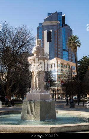 Brunnen in Cesar E. Chavez Memorial Plaza, Sacramento, Kalifornien. Stockfoto