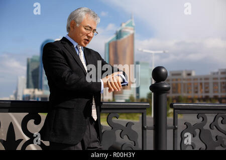 Im Alter von Asian Business Mann in Gläser Stockfoto