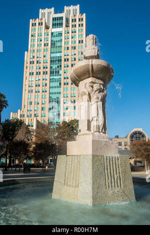 Brunnen in Cesar E. Chavez Memorial Plaza, Sacramento, Kalifornien. Stockfoto