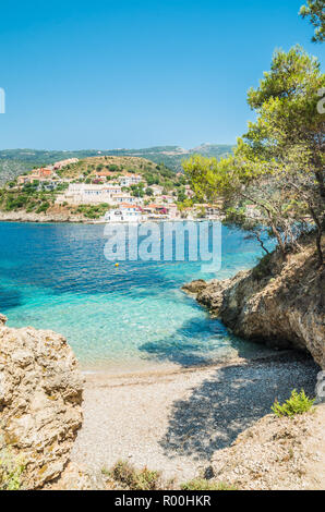 Assos auf die Insel Kefalonia in Griechenland. Blick auf die schöne Bucht von Assos Dorf, Kefalonia Island, Griechenland Stockfoto