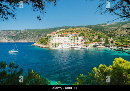 Assos auf die Insel Kefalonia in Griechenland. Blick auf die schöne Bucht von Assos Dorf, Kefalonia Island, Griechenland Stockfoto