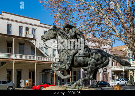 Der Pony Express Skulptur von Thomas Holland, Old Sacramento State Historic Park, alte historische Zentrum von Sacramento, Sacramento, Kalifornien. Stockfoto