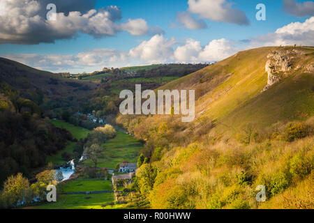 Der Fluss Wye tief in die umliegenden Kalkstein im The Derbyshire Peak District geschnitten hat. Stockfoto