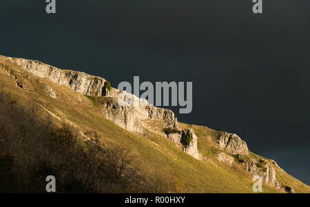 Sonnenlicht aus der Kalkstein Klippen in Monsal Dale wie eine Wolke über. Stockfoto