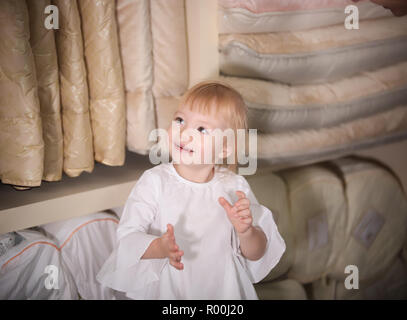 Wenig glücklich Blonde baby girl in der Textilindustrie Salon Stockfoto