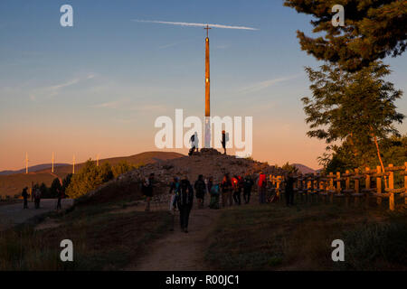 CAMINO DE SANTIAGO, Spanien - 11 August, 2018 - Sonnenschein Landschaft entlang des Jakobswegs in der Nähe des Cruz de Hierro Stockfoto