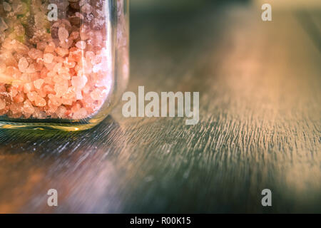 Rosa Salz auf Holz Tisch Stockfoto