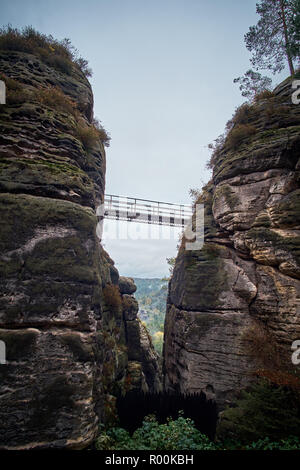 Deadpan dunklen Nebel Nebel die Berge aus der Sicht der Bastei in der Sächsischen Schweiz, Deutschland in die Berge bei Sonnenaufgang im Morgennebel, National Park Stockfoto