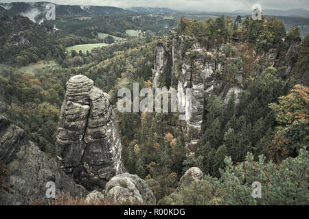 Misty Nebel die Berge aus der Sicht der Bastei in der Sächsischen Schweiz, Deutschland in die Berge bei Sonnenaufgang im Morgennebel, Nationalpark Sächsische Schweiz Stockfoto