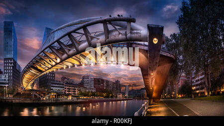 Zubizuri Bridge in Bilbao, Spanien Stockfoto