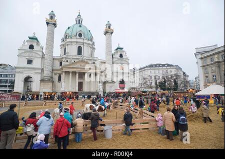 Wien, Weihnachtsmarkt Karlsplatz - Wien, Weihnachtsmarkt vor St. Charles Church Stockfoto