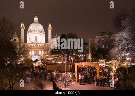 Wien, Weihnachtsmarkt Karlsplatz - Wien, Weihnachtsmarkt vor St. Charles Church Stockfoto