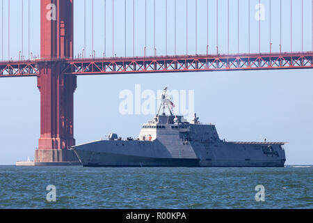 Die Unabhängigkeit der Klasse Littoral Combat Ship USS Manchester (LCS 14) gelangt in die Bucht von San Francisco. Stockfoto