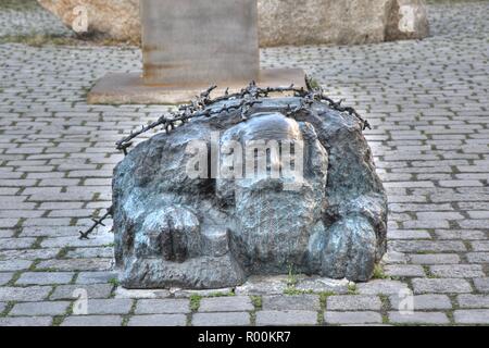 Wien, Alfred Hrdlicka, Mahnmal gegen Krieg und Naturwissenschaft, Albertinaplatz - Wien, Alfred Hrdlicka, Mahnmal gegen Krieg und Faschismus, Albertinaplatz Stockfoto